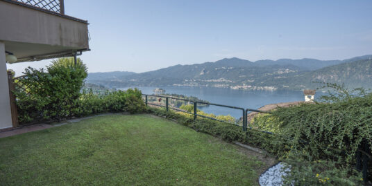 MIASINO Appartamento con giardino e vista lago in residence con piscina