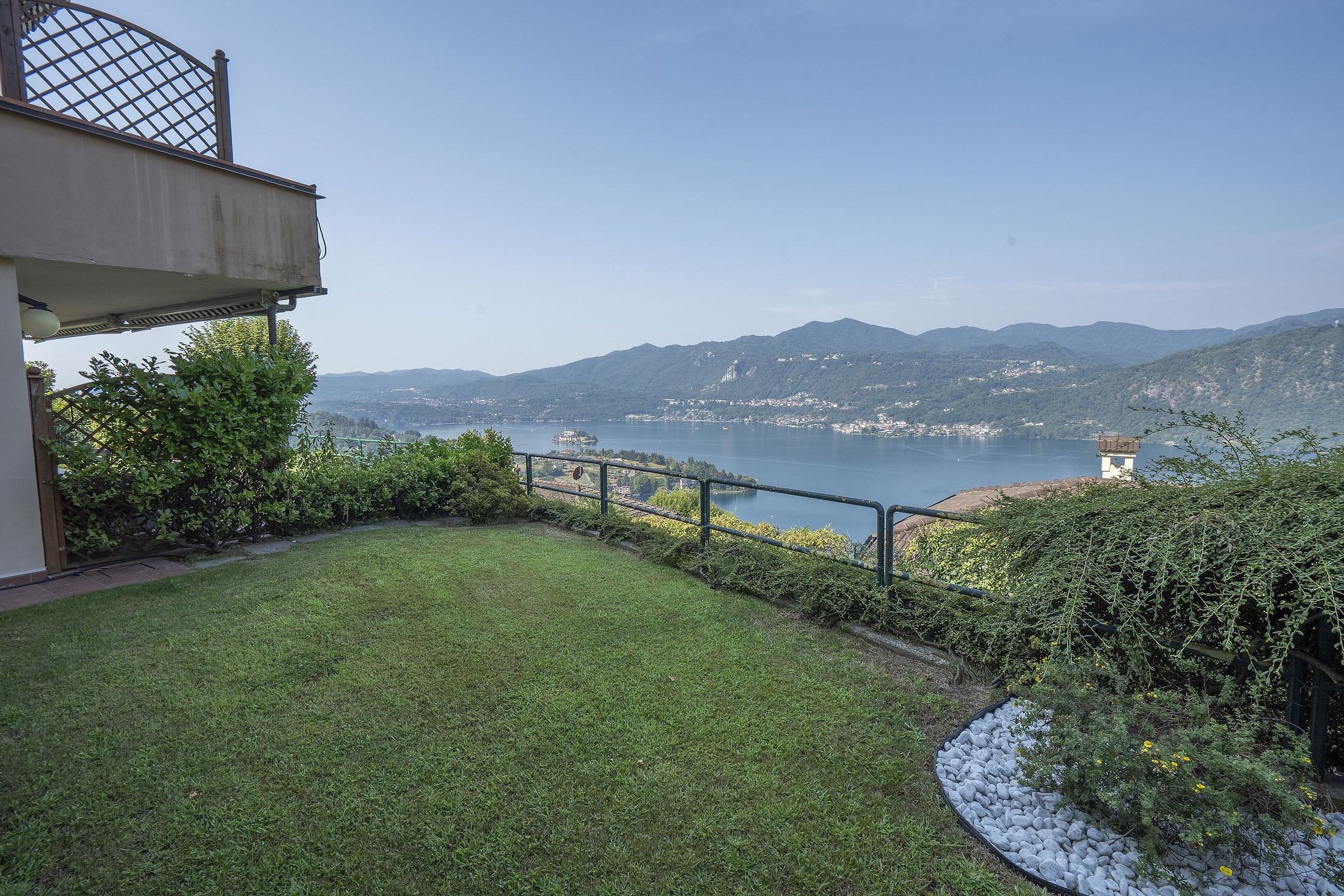MIASINO Appartamento con giardino e vista lago in residence con piscina