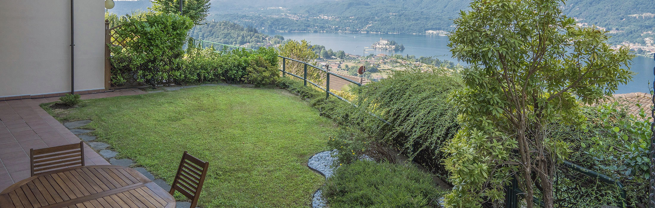 MIASINO Appartamento con giardino e vista lago in residence con piscina