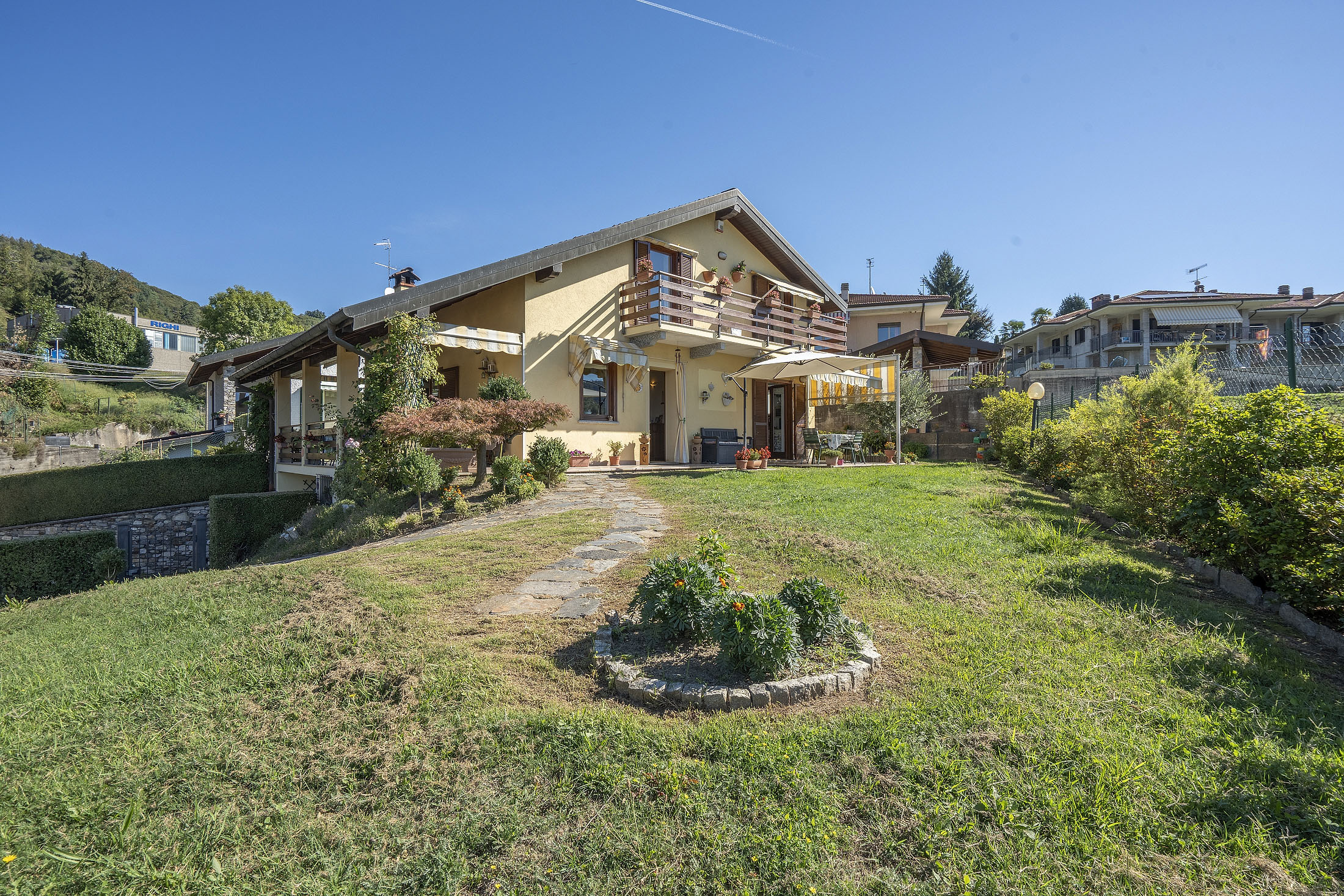 Protetto: ARMENO Villetta indipendente con giardino e garage